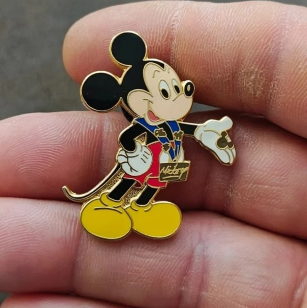 Cute 2001 Vintage Rare Retired Mickey Mouse Trading Starter Set Gold Tone Pin